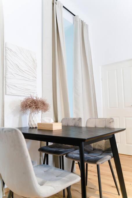 Zentrale & Ruhige 2 Zimmer - 42M² Apartment Wina Bagian luar foto