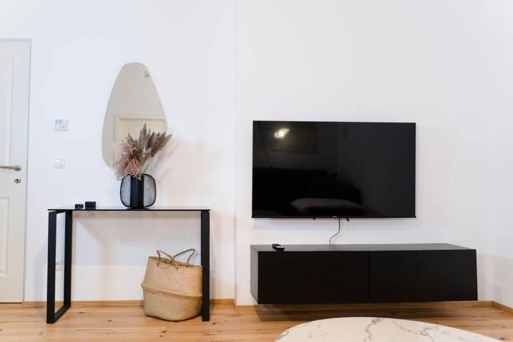 Zentrale & Ruhige 2 Zimmer - 42M² Apartment Wina Bagian luar foto