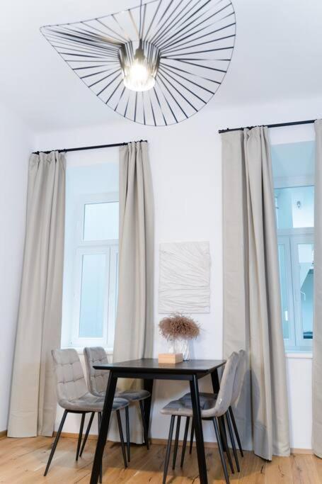 Zentrale & Ruhige 2 Zimmer - 42M² Apartment Wina Bagian luar foto