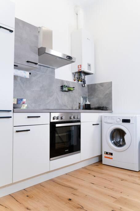 Zentrale & Ruhige 2 Zimmer - 42M² Apartment Wina Bagian luar foto